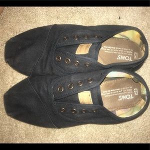 Black Tom’s slip on shoes